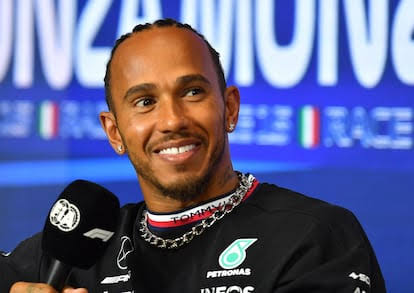 Lewis Hamilton offers prediction as Mercedes formally announce F1 champ’s replacement